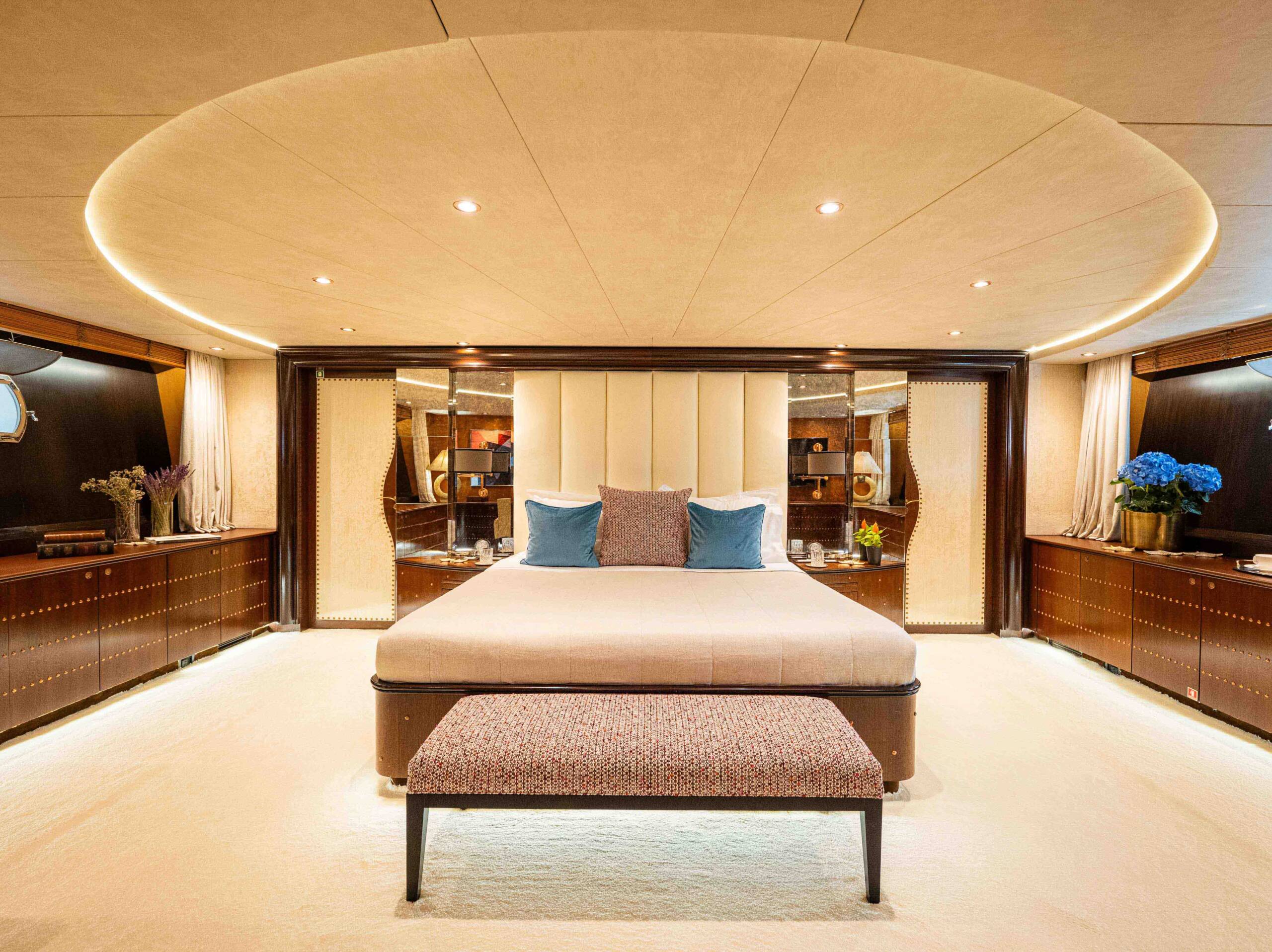 M/Y Mobius