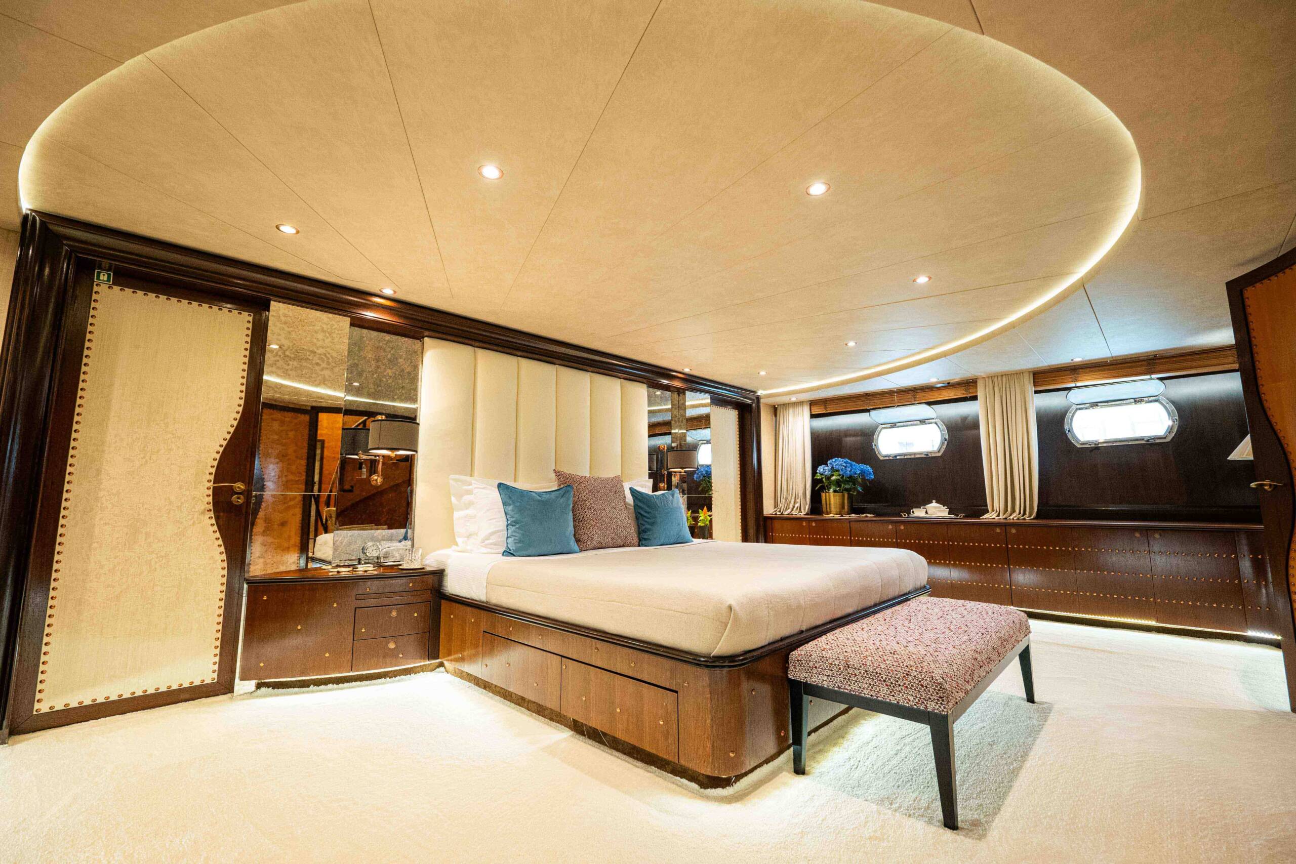 M/Y Mobius