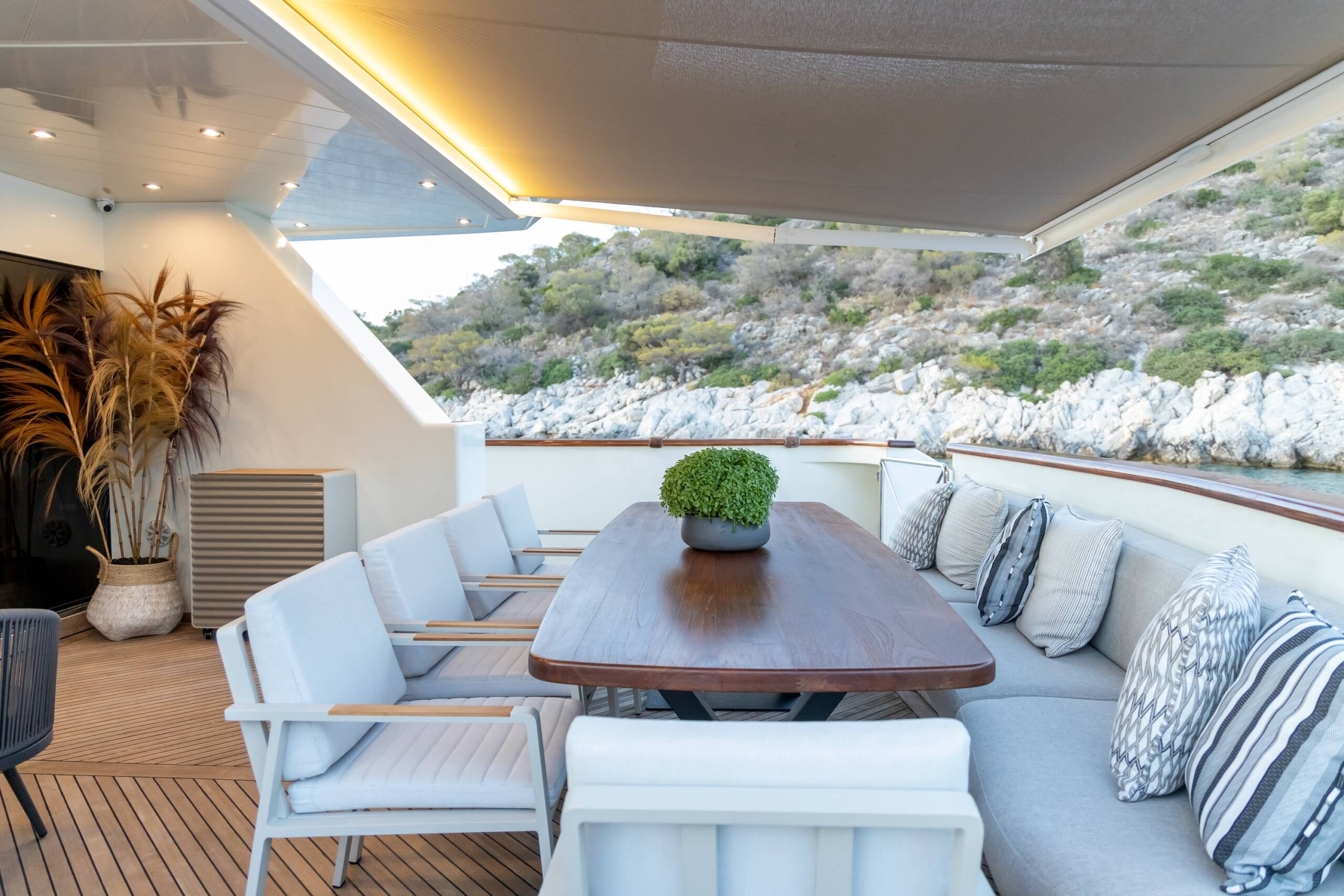 M/Y Aquila Yacht Charter
