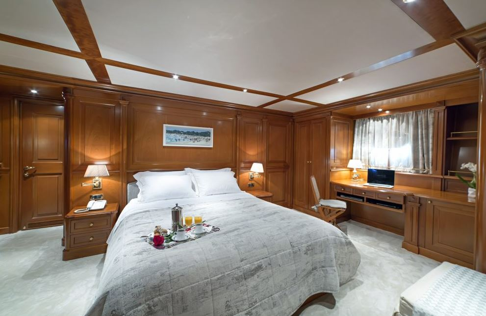 M/Y Aquila Yacht Charter
