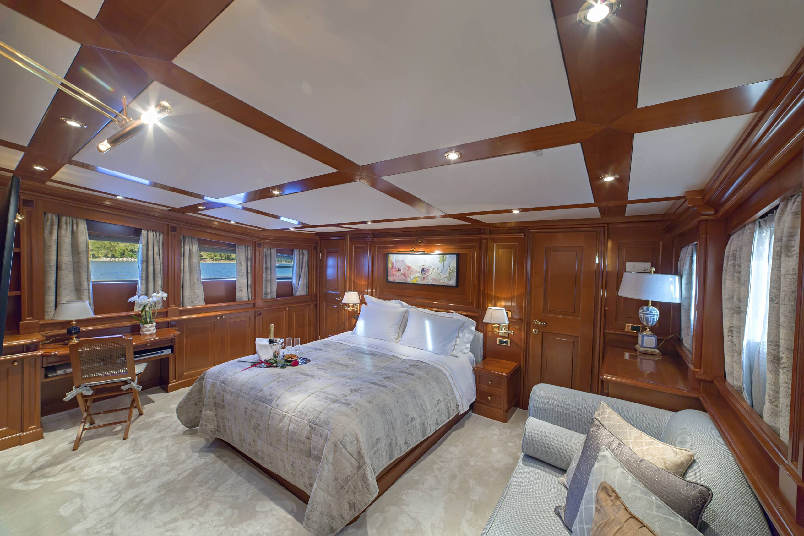M/Y Aquila Yacht Charter